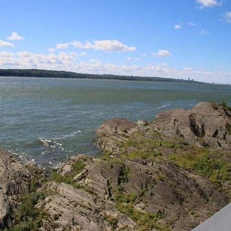 Om Chalet 2 Avec Spa Et Foyer Borde Du Fleuve St-Pierre-de-l'Île-d'Orléans Exteriör bild