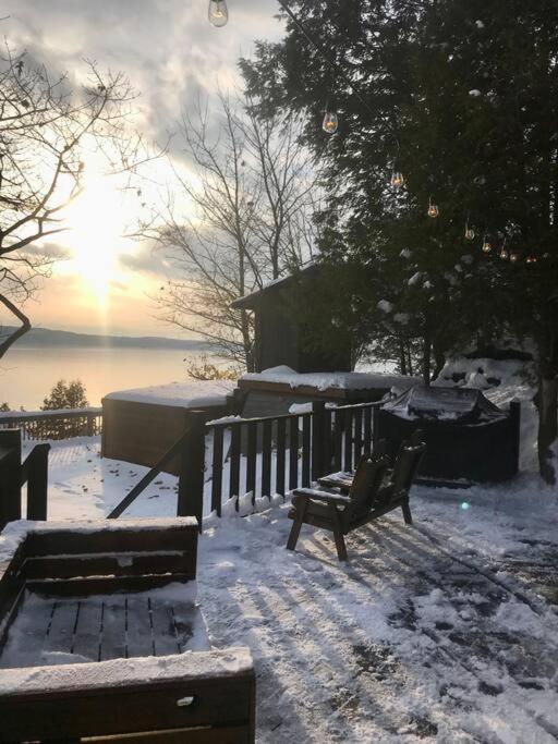 Om Chalet 2 Avec Spa Et Foyer Borde Du Fleuve St-Pierre-de-l'Île-d'Orléans Exteriör bild