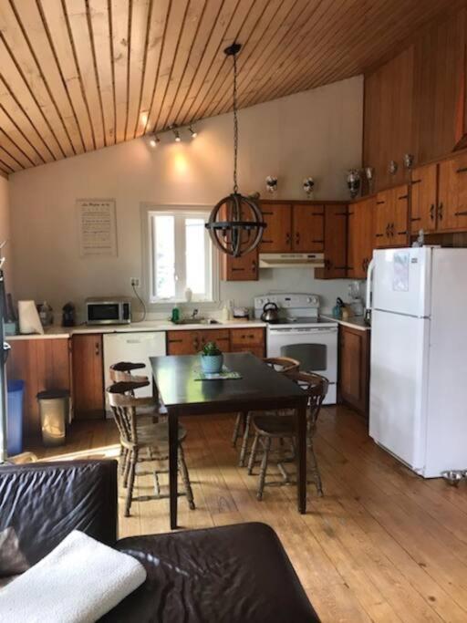 Om Chalet 2 Avec Spa Et Foyer Borde Du Fleuve St-Pierre-de-l'Île-d'Orléans Exteriör bild