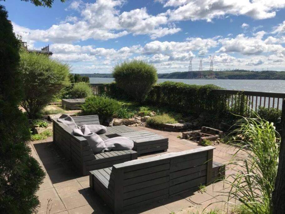 Om Chalet 2 Avec Spa Et Foyer Borde Du Fleuve St-Pierre-de-l'Île-d'Orléans Exteriör bild