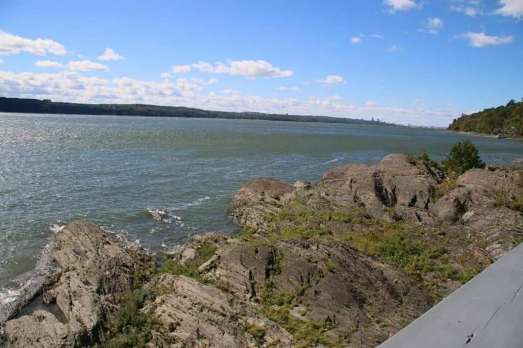 Om Chalet 2 Avec Spa Et Foyer Borde Du Fleuve St-Pierre-de-l'Île-d'Orléans Exteriör bild