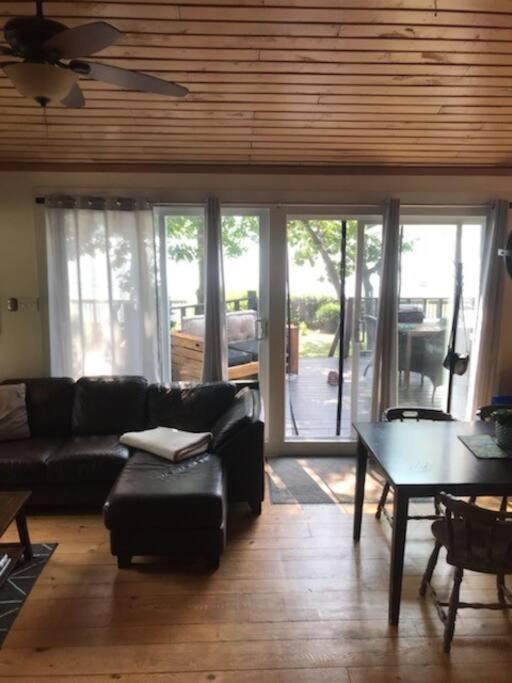 Om Chalet 2 Avec Spa Et Foyer Borde Du Fleuve St-Pierre-de-l'Île-d'Orléans Exteriör bild
