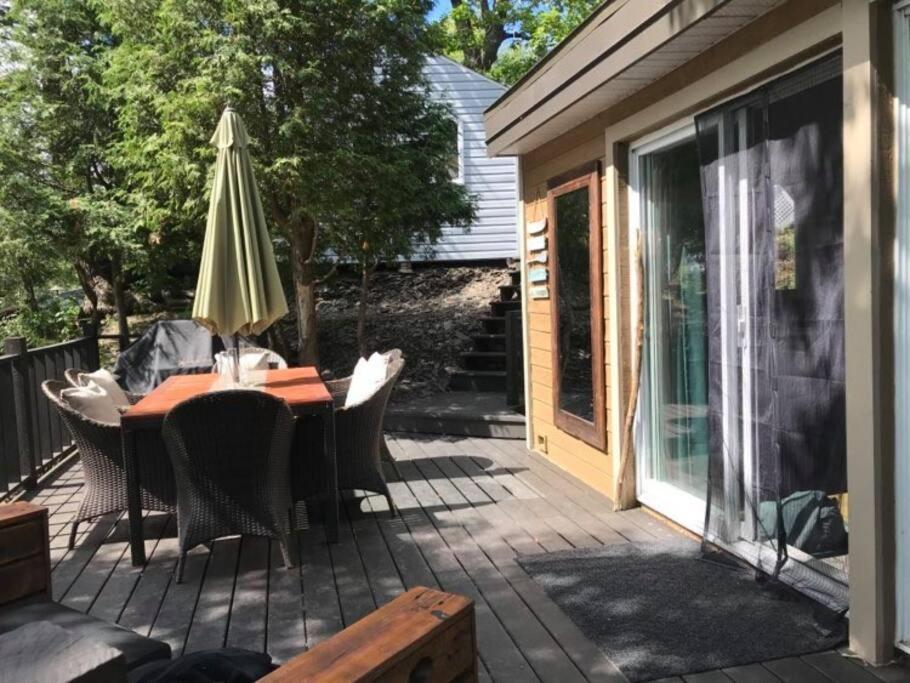 Om Chalet 2 Avec Spa Et Foyer Borde Du Fleuve St-Pierre-de-l'Île-d'Orléans Exteriör bild