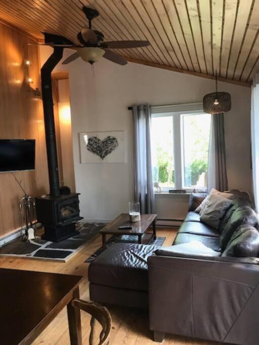 Om Chalet 2 Avec Spa Et Foyer Borde Du Fleuve St-Pierre-de-l'Île-d'Orléans Exteriör bild